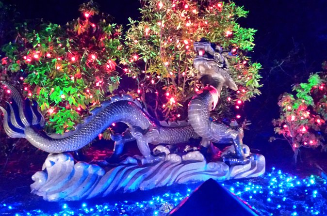 1 hour City Tour & Butchart Gardens: Christmas - Entry included! - Arriving at Butchart Gardens for the Twelve Days of Christmas