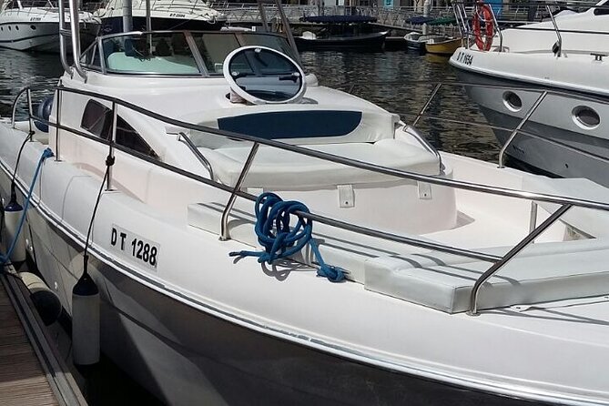 33ft. Yacht Rental on New Year's Eve around Dubai Palm - Key points at a glance