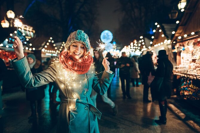 Amsterdam Christmas Walk with hot drink and Dutch treat - Why the 4 pm start works well in December