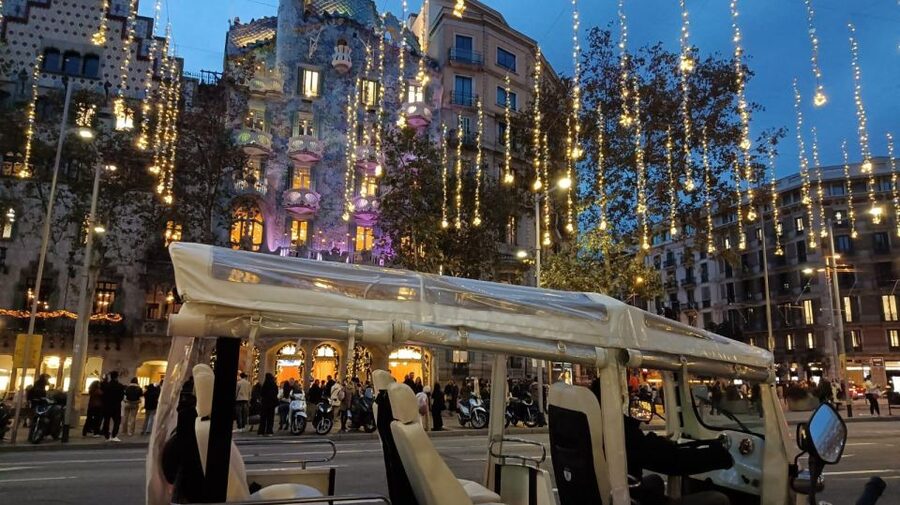 Barcelona: Private Christmas Lights Tour by Eco Tuk Tuk - Starting beside Tivoli Theatre