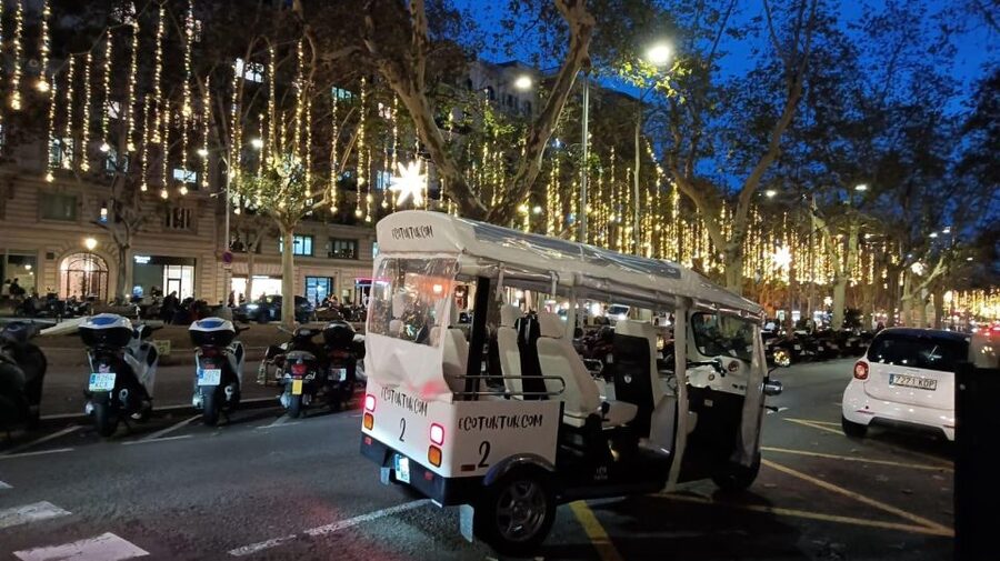 Barcelona: Private Christmas Lights Tour by Eco Tuk Tuk - FAQ