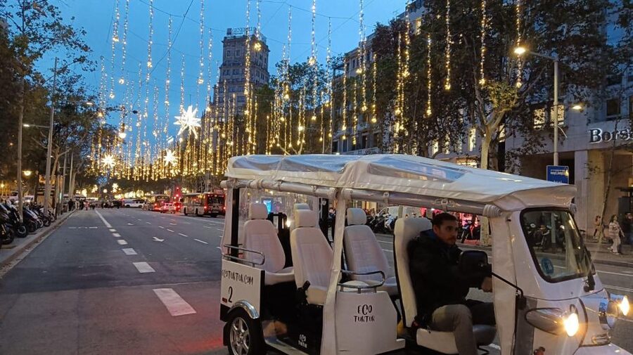 Barcelona: Private Christmas Lights Tour by Eco Tuk Tuk - Passeig de Sant Joan and Arc de Triomf