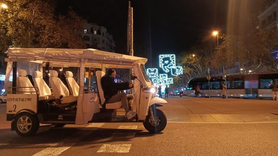 Barcelona: Private Christmas Lights Tour by Eco Tuk Tuk - What one hour really gives you