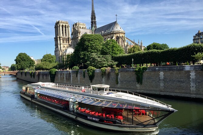 Bateaux Mouches Christmas Special Lunch Cruise in Paris - A three-course Christmas menu