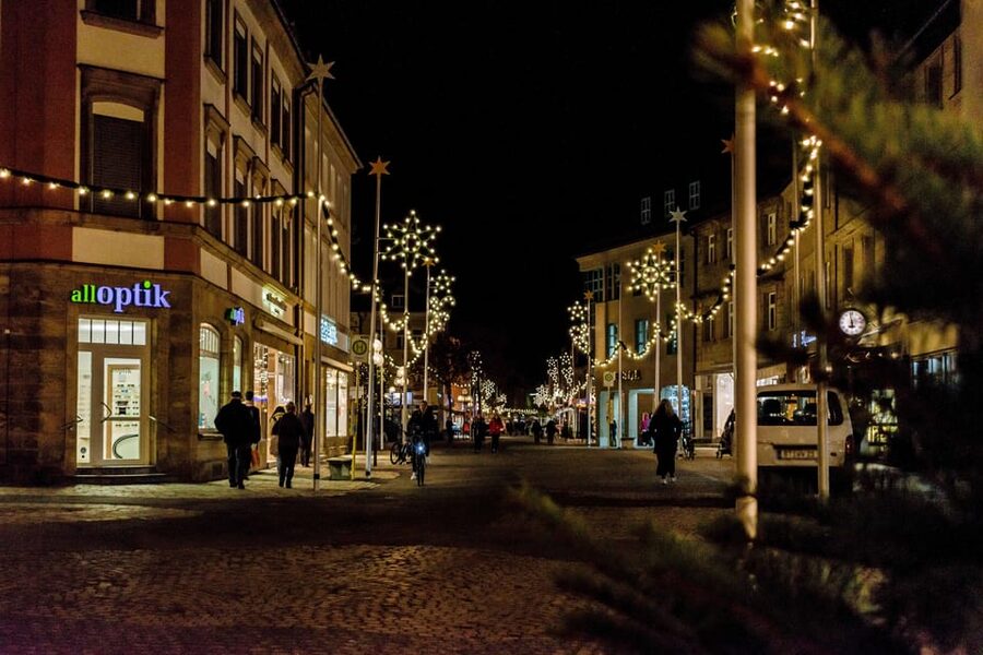 Bayreuth: Christmas city tour in German - Meeting at the red information cube