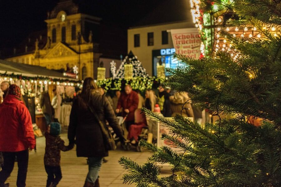 Bayreuth: Christmas city tour in German - A calm walk through the Hofgarten