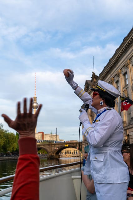 Berlin: Christmas cruise on the Spree with drag queen Audrey. - Should you book the MS Audrey?