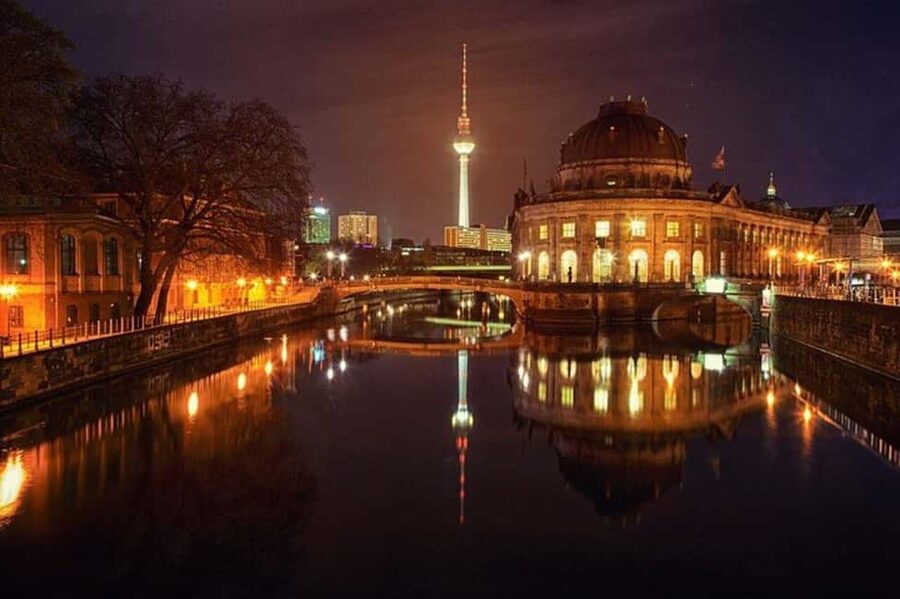 Berlin: Winter Spree Cruise with Mulled Wine and Christmas Stollen - From Tiergarten to the government district