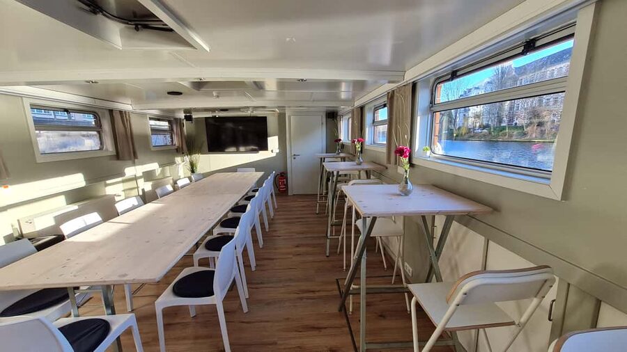 Berlin: Winter Spree Cruise with Mulled Wine and Christmas Stollen - Berlin Cathedral and Museum Island