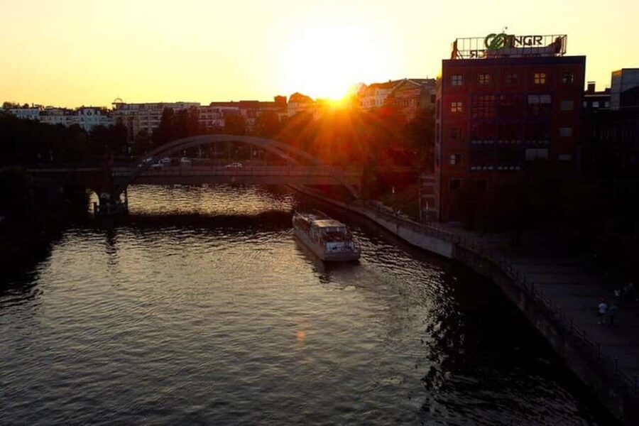 Berlin: Winter Spree Cruise with Mulled Wine and Christmas Stollen - Heating, blankets, and the winter tradeoff