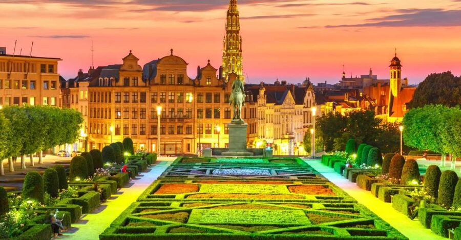Brussels: Christmas Market Magic Walking Tour with a Local - The food and drink are a sample, not a feast