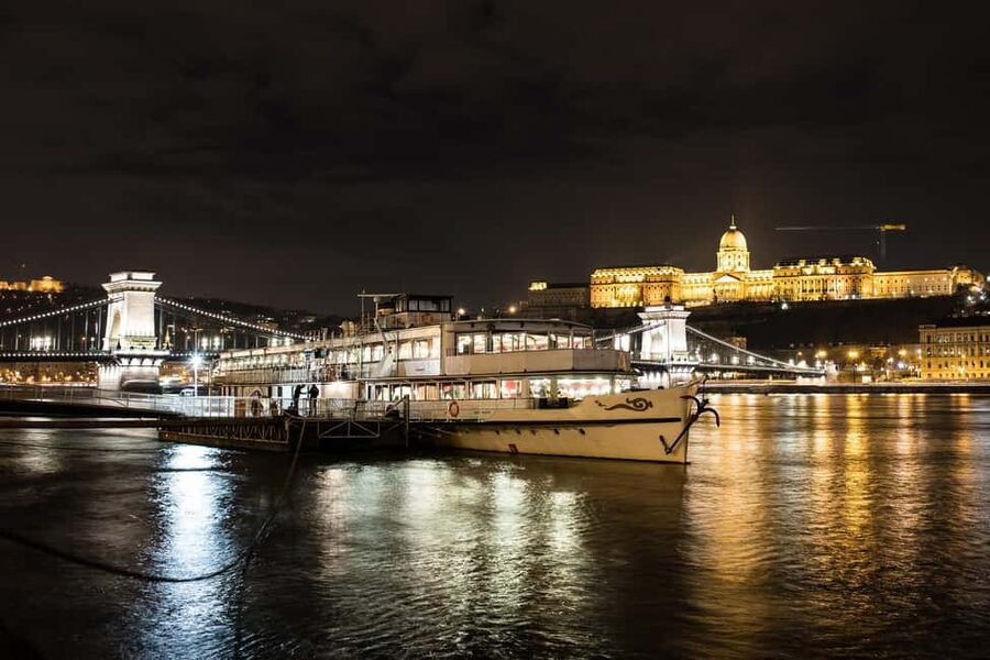 Budapest: New Year's Eve Party Cruise with Food & Live Show - Citadella and the Buda side