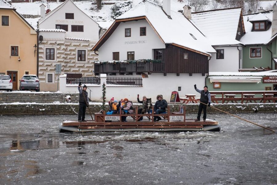 Český Krumlov: Advent Wooden Raft River Cruise - Live commentary from two skippers