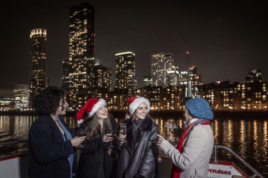 Chicago: Christmas Eve Lake Michigan Gourmet Dinner Cruise - A Christmas Eve meal with Chicago as your backdrop