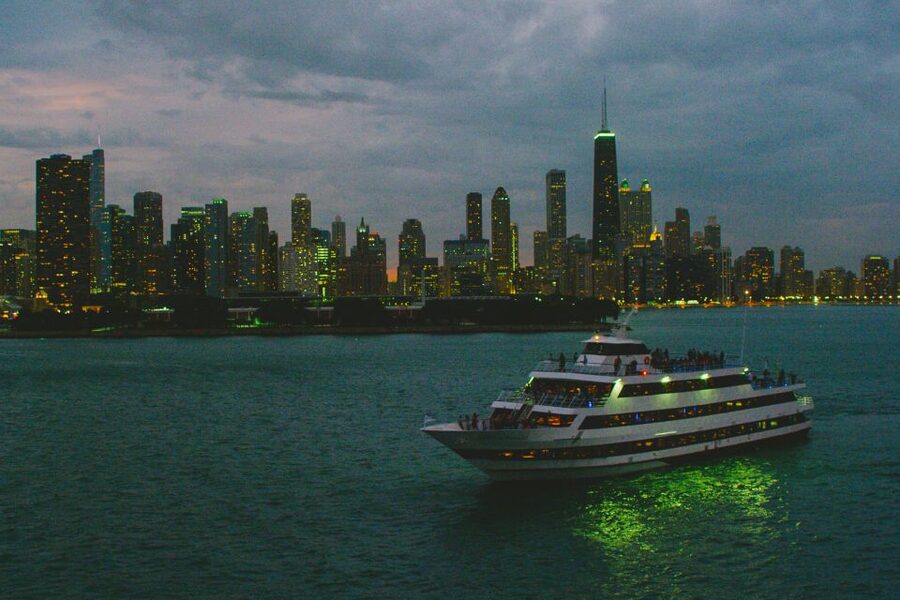 Chicago: Christmas Eve Lake Michigan Gourmet Dinner Cruise - What the evening feels like onboard