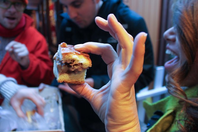 Chicago-Style Holiday Hike: Festive Food and Walking Tour - Deep dish at Lou Malnati’s