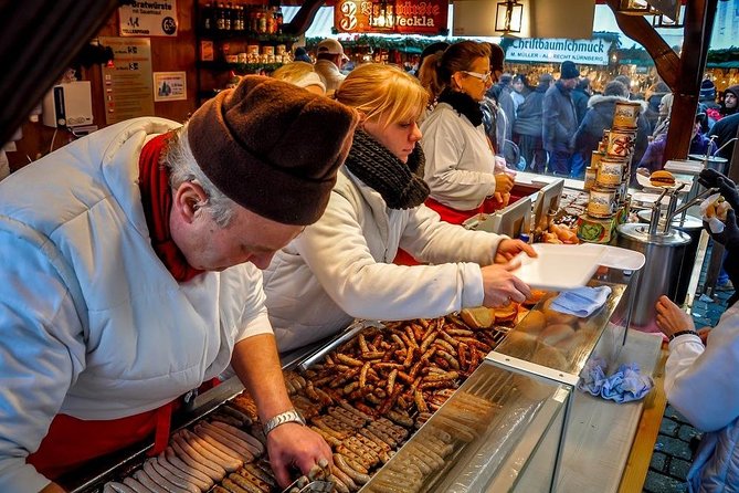 Chicago-Style Holiday Hike: Festive Food and Walking Tour - State Street windows, Macy’s, and the Wrigley Building