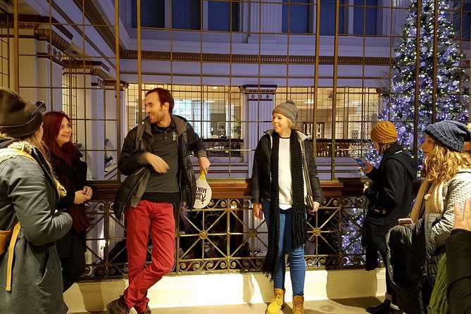 Chicago-Style Holiday Hike: Festive Food and Walking Tour - What the small-group format adds