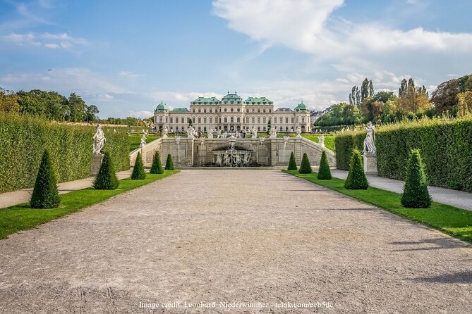 Christmas at Belvedere: 3hr Private Tour of Upper Palace & Market - What the $250 price includes