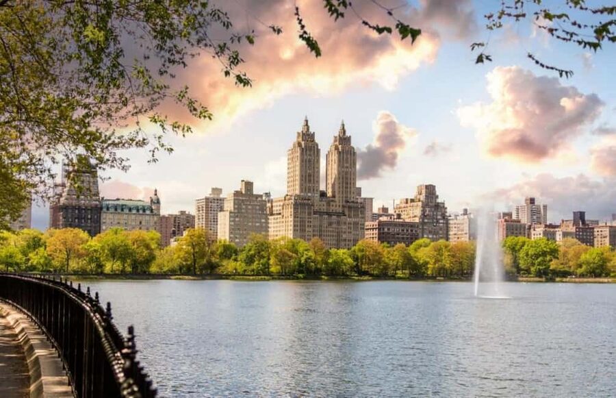 Christmas in Central Park: Horse Carriage Holiday Tour - Blankets help, but this is still an outdoor winter ride