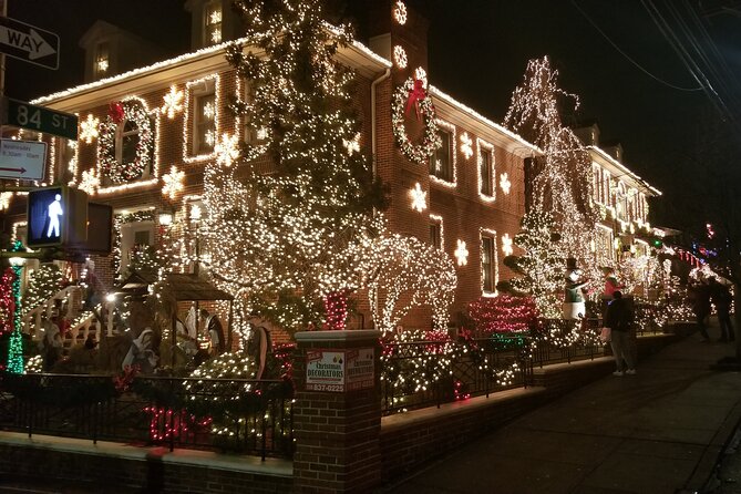 Christmas Lights Tour of Dyker Heights Brooklyn - English, Spanish, and the guide experience