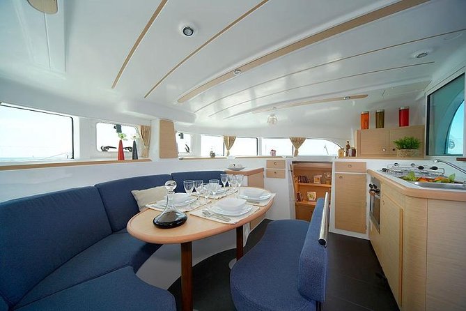 Christmas River Cruise with Typical Cake and Liquor - Starting at Doca de Alcântara