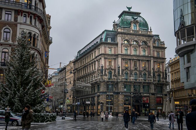 Christmas Walk Vienna : 5 Markets & Old Town in 3h (EN/DE) - MuseumsQuartier changes the mood