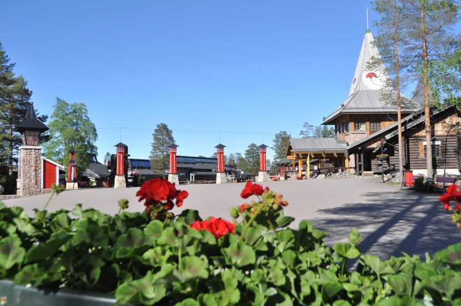 City tour and Santa Claus village visit in Lapland - Shopping for Arctic souvenirs and sending a Christmas letter