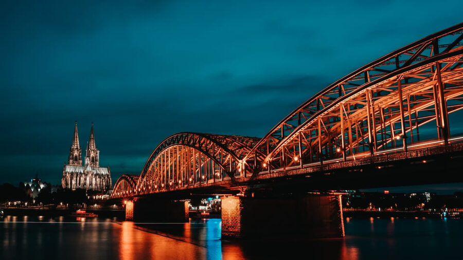 Cologne: Rhine River Winter Cruise with Festive Music - Live music instead of a landmark lecture