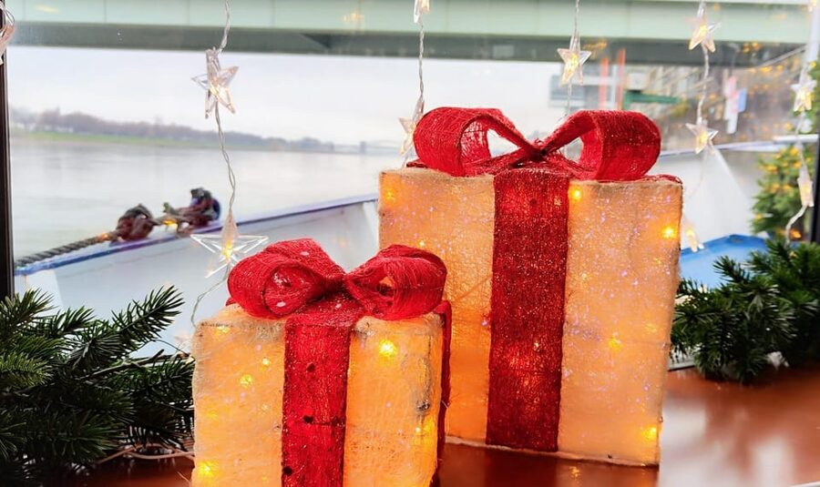 Cologne: Rhine River Winter Cruise with Festive Music - Upper deck or heated cabin?
