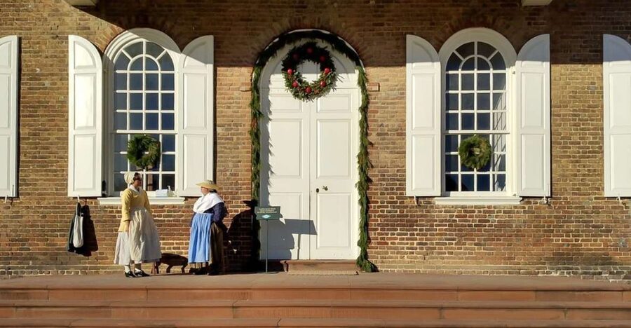 Colonial Williamsburg: Christmas Walking Tour - Following the decorated streets after dark