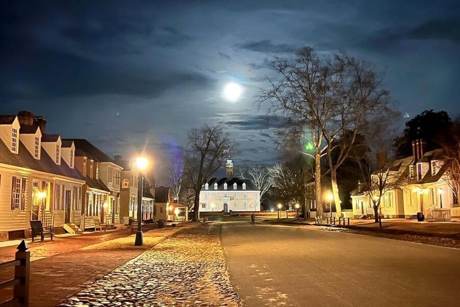 Colonial Williamsburg: Christmas Walking Tour - Practical advice for finding the group
