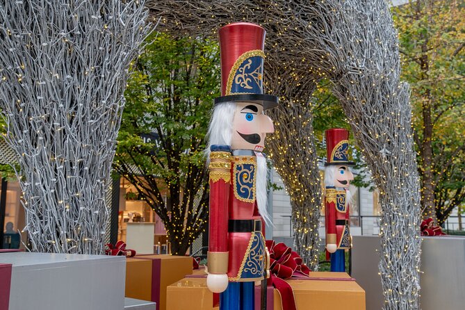 Downtown DC Holiday Tour: Lights, Decorations & Festive Cheer - Macy’s Windows and Downtown Storefronts
