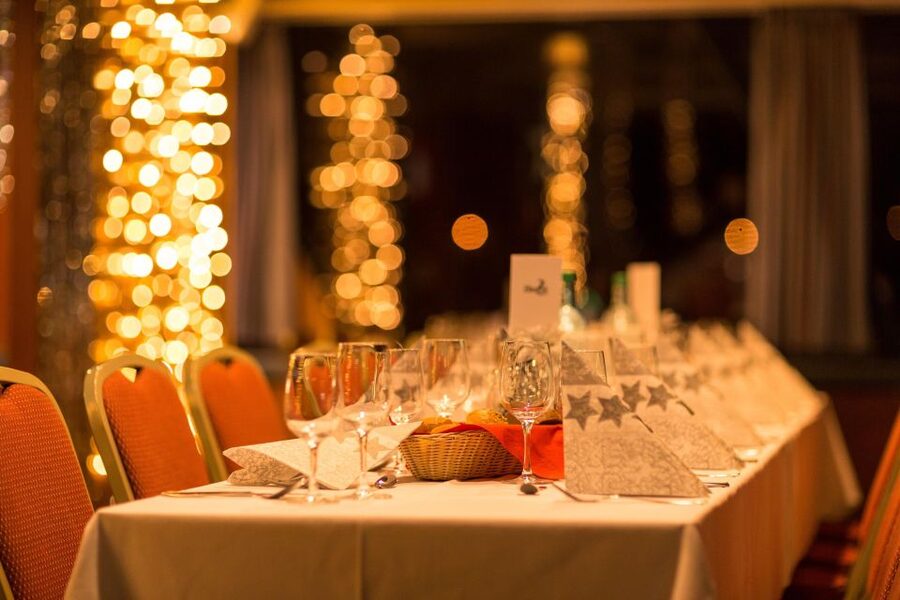 Dresden: Christmas Lunch - festive river cruise - Who will enjoy this cruise most?