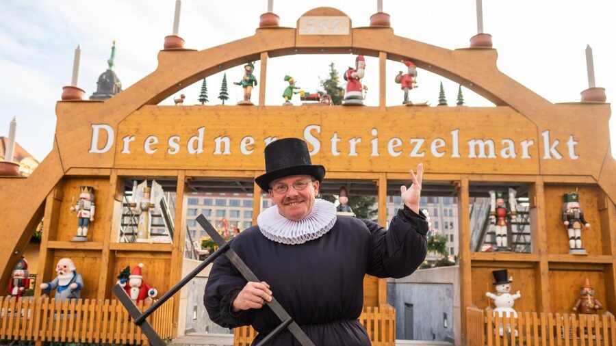 Dresden: Christmas Sightseeing Tour with a 'Pflaumentoffel' - The Anno-1900 market beside the Frauenkirche