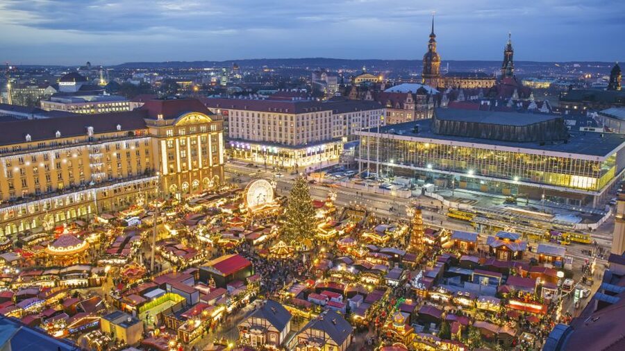 Dresden: Christmas Sightseeing Tour with a 'Pflaumentoffel' - Starting at Postplatz and getting settled