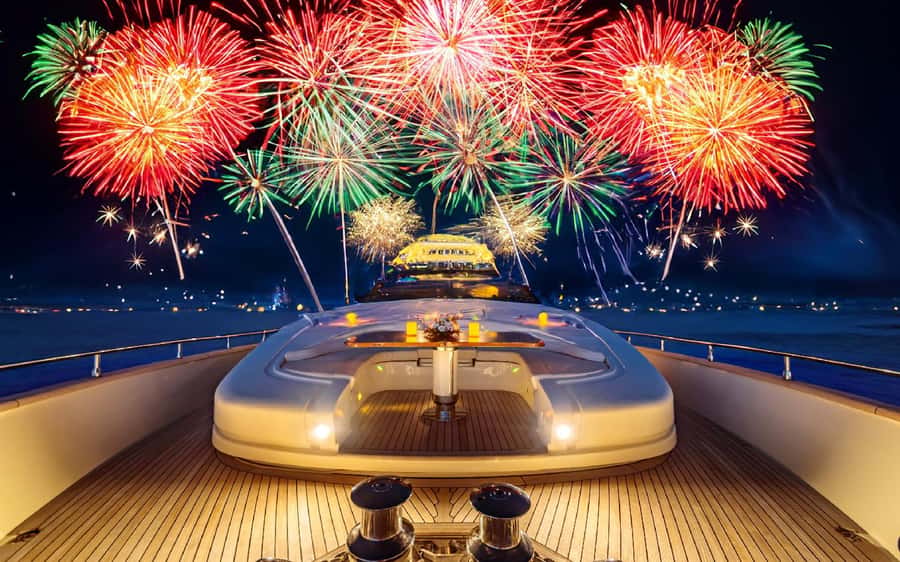 Dubai: New Year Eve Luxury Yacht Fireworks View & BBQ Cruise - Finding the best place to watch midnight