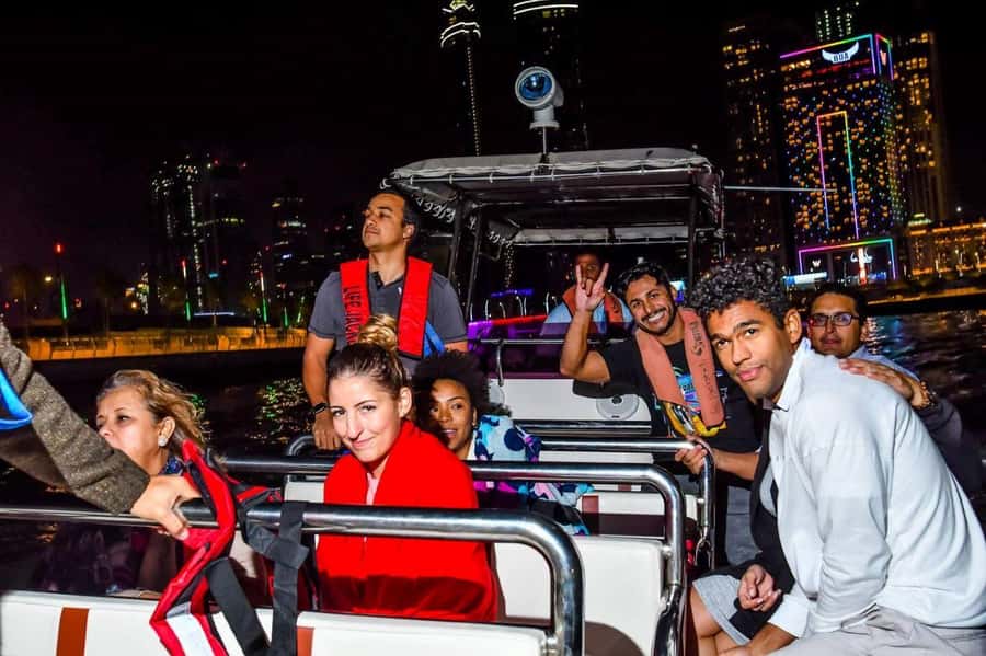 Dubai - New Year's Eve Fireworks show on a Speedboat - Why the water is a smart place for Dubai fireworks