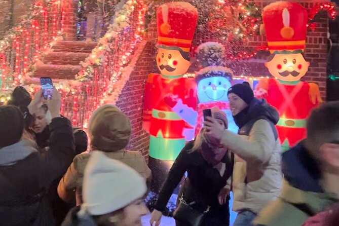 Dyker Heights Christmas Lights and NYC Skyline View Bus Tour - Guide style and group size
