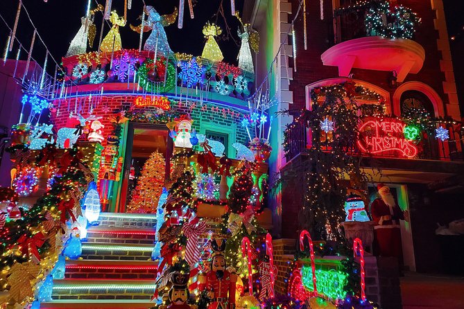 Dyker Heights Christmas Lights Guided Tour - A Brooklyn Bridge and Manhattan skyline photo stop