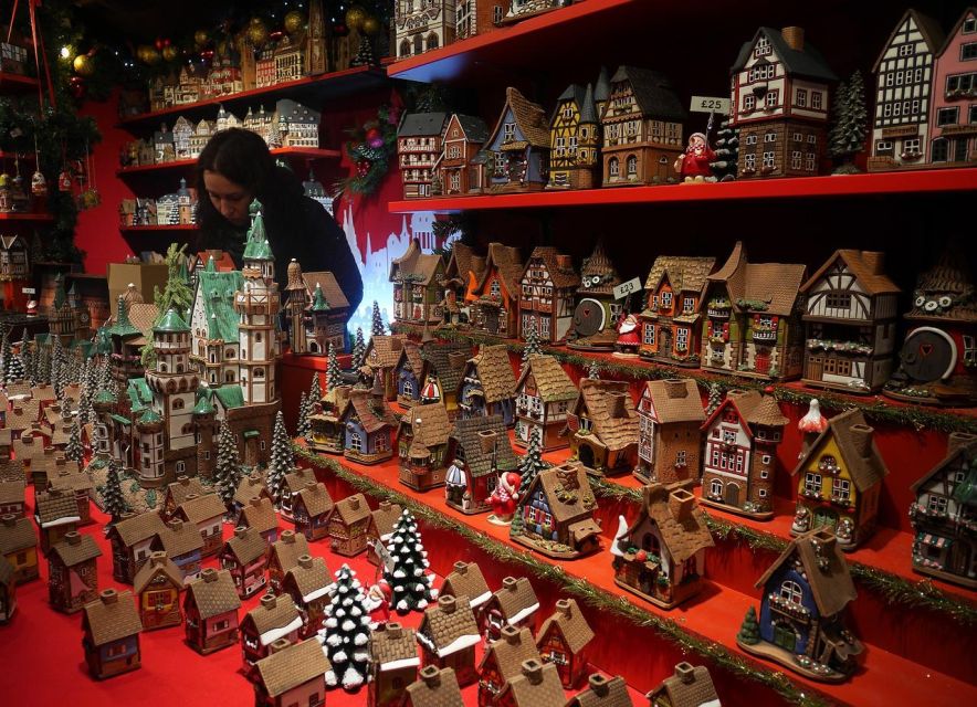 Edinburgh: Christmas Walking Tour with Gingerbread Treat - Rose Street lights up the New Town