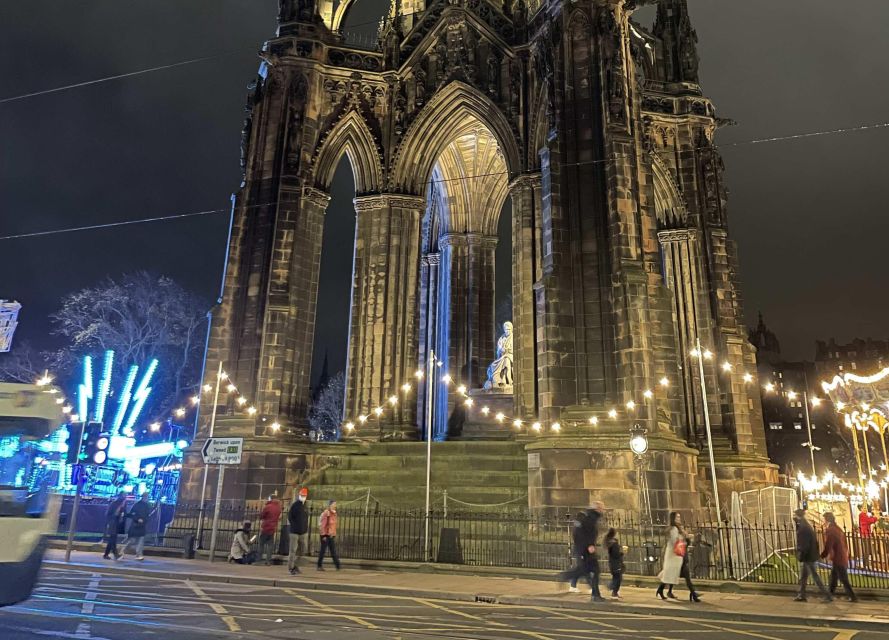 Edinburgh: Christmas Walking Tour with Gingerbread Treat - Castle Street Market brings food, gifts, and color