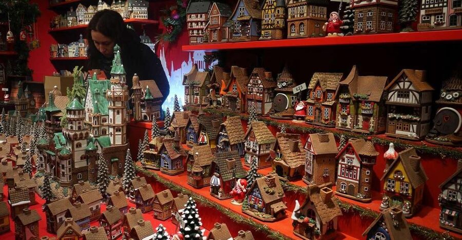 Edinburgh: Christmas Walking Tour with Gingerbread Treat - How much history and local tradition will you hear?