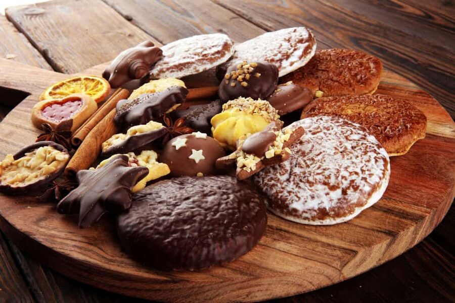 Enjoyable Advent tour: champagne, cookies & mulled wine in Würzburg - Starting with a Franconian toast on the Old Main Bridge