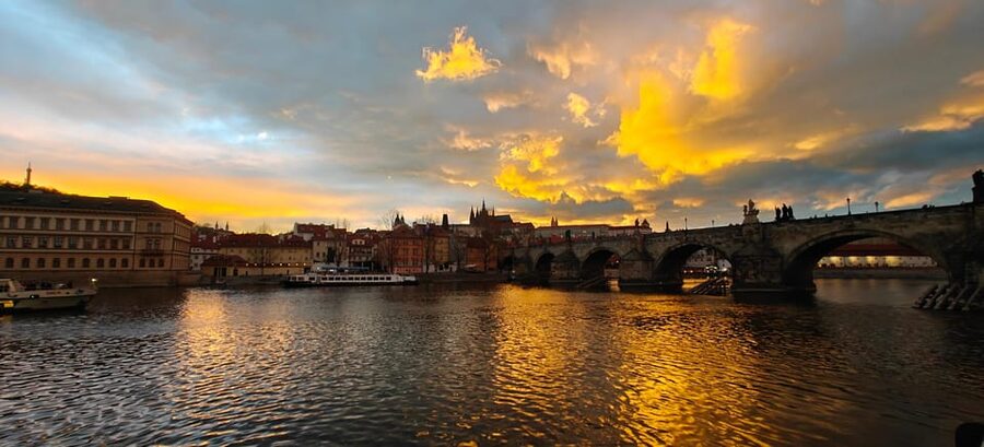 Exclusive Christmas cruise with Christmas Eve buffet - The Old Town weir and the changing river view