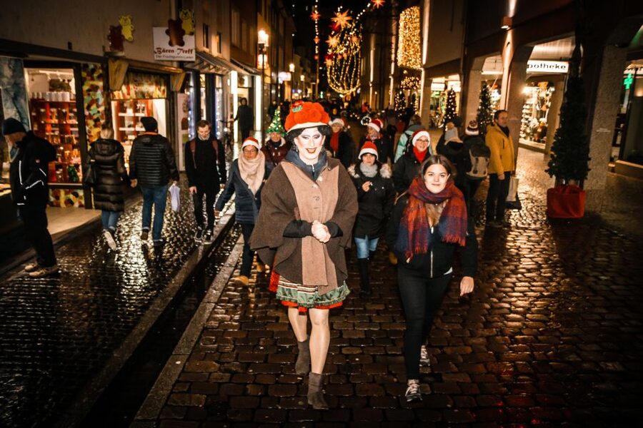Freiburg: Christmas Drag Show Walk with Betty BBQ - Betty BBQ turns Freiburg into a Christmas stage