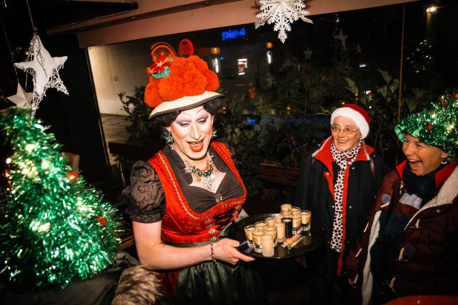 Freiburg: Christmas Drag Show Walk with Betty BBQ - The comedy comes before the history