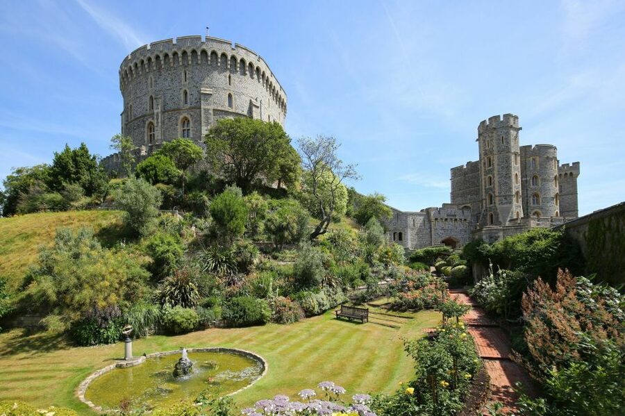 From London: Christmas Day Trip to Windsor, Oxford & Avebury - Christmas lunch in a traditional British pub