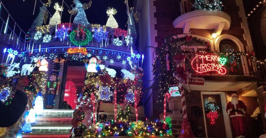 From Manhattan: 4-Hour Brooklyn Christmas Magic Tour - The one-hour walk through Dyker Heights