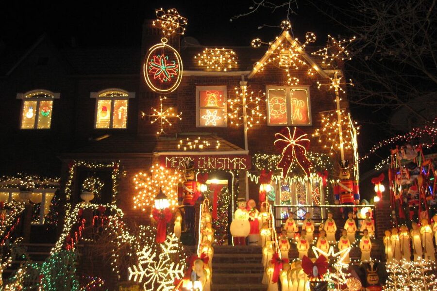 From Manhattan: 4-Hour Brooklyn Christmas Magic Tour - The Midtown start at the Hope Sculpture